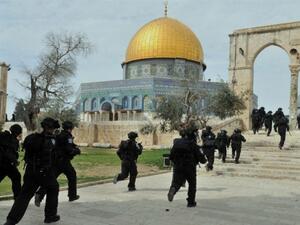 قوات الاحتلال الإسرائيلية كانت ترافق مئات اليهود المتطرفين الذين اقتحموا ساحات المسجد
