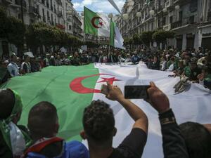 ومع ذلك ما زال عمل الصحافة معقدا ويتعرض للنقد بشكل دائم