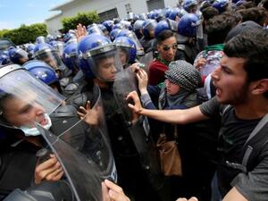 ردد المحتجون شعارات ضد الجنرالات وقائد اركان الجيش اللواء احمد قايد صالح، الرجل القوي في البلاد.