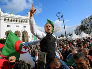 احتجاجات حاشدة تواكب عمليات الاقتراع بانتخابات الرئاسة الجزائرية