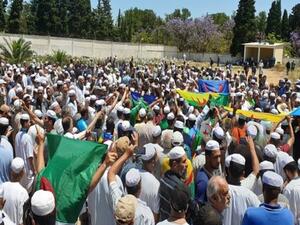 آلاف الجزائريين في تشييع جنازة كمال الدين فخار 