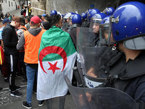  شعار سلمية الاحتجاج يلقى صدى إلى حد كبير