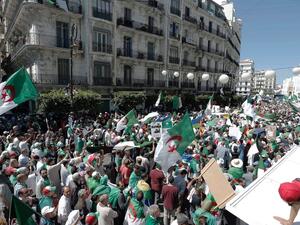 يشارك الجزائريون في الاحتجاج للجمعة السادسة عشرة على التوالي