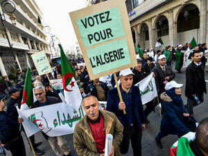 تظاهرة في العاصمة الجزائرية تأييدا لانتخابات الرئاسة