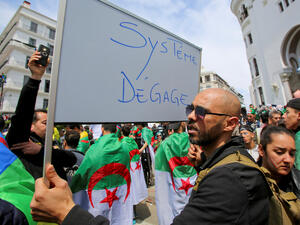 أصبح شعار "إرحل" الأكثر تردادا في مظاهرات الطلاب