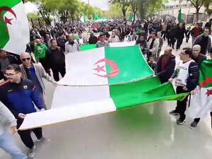 ردّد الطلاب المتظاهرون شعار”كليتو لبلاد يالسراقين”