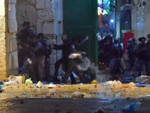 القوات الإسرائيلية تقتحم باحات الأقصى وتهاجم المصلين بقنابل الصوت والغاز
