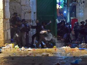 القوات الإسرائيلية تقتحم باحات الأقصى وتهاجم المصلين بقنابل الصوت والغاز