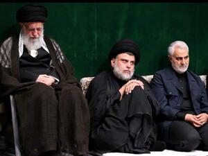 الصدر متوسطا خامنئي وقاسم سليماني، قائد قوة القدس التابعة للحرس الثوري الإيراني