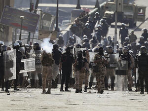 قوات امن عراقية تحتشد عند جسر التحرير في بغداد