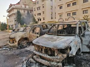 سيارات اضرمت فيها النيران خلال الشجار الدامي والمسلح في حفل الزفاف