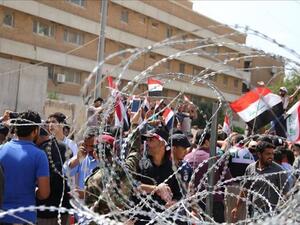 مئات المتظاهرين يحاصرون اجتماعا لمحافظ بابل لإجباره على الاستقالة