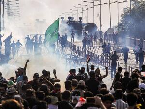 قتيلان و200 جريح خلال قمع قوات الامن تظاهرة في بغداد