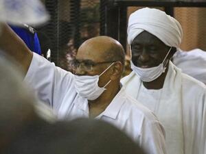 عمر البشير يمثل للمحاكمة بتهمة تنفيذ انقلاب 1989