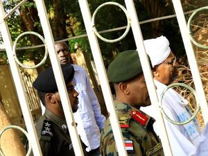 أول ظهور للبشير منذ الاطاحة به خلال اقتياده لنيابة الفساد