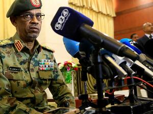 الفريق عمر زين العابدين رئيس اللجنة السياسية المكلفة من المجلس العسكري