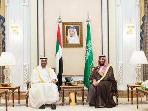 ولي عهد السعودية الامير محمد بن سلمان خلال لقائه ولي عهد الامارات محمد بن زايد