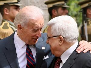 الرئيسان الفلسطيني محمود عباس (يمين) والاميركي جو بايدن