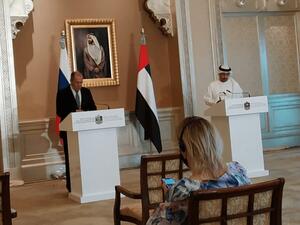 وزير الخارجية الإماراتي عبد الله بن زايد (يمين) ونظيره الروسي سيرغي لافروف