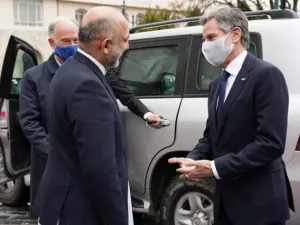 وزير الخارجية الأميركي انتوني بلينكن (يمين) مع الرئيس أشرف غني في كابول