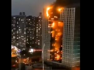 حريق هائل يأتي على برج سكني تقطنه مئات العائلا بالصين