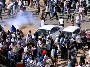 أفاد شهود عيان بإصابة مُشاركين بطلقات نارية وحالات اختناق بالغاز المسيل للدموع.