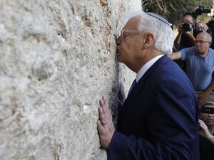 السفير الاميركي ديفيد فريدمان يقبل حجارة حائظ البراق الذي يطلق عليه اليهود حائط المبكى