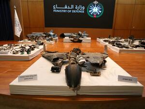 عرضت السعودية حطام طائرات مسيرة وصواريخ قالت إنها استُخدمت في الهجمات