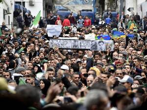 الجزائريون يواصلون التظاهر رفضا لانتخابات الرئاسة