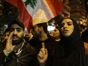 لبنانيون يتظاهرون مجدد امام منزل رئيس الوزراء المكلف لمطالبته بالاستقالة