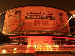 شرطة دبي تضئ مبانيها بالأحمر