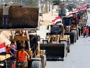 آليات وأطقم هندسية مصرية تدخل قطاع غزة