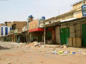 شوارع العاصمة السودانية الخرطوم خالية إلى حد بعيد يوم الأحد مع بدء حملة العصيان المدني