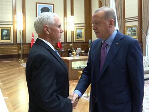 مايك بنس لجى استقبال رجب طيب أردوغان له في انقرة