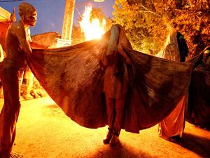 احتفالات النار في إيران تتم ليلة كل أربعاء يسبق نهاية السنة الفارسية أو عيد النوروز