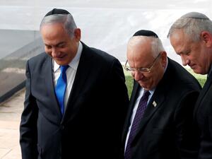 الرئيس الاسرائيلي رؤوفين ريفلين وعن يمينه نتنياهو ويساره غانتس