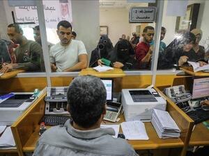 بدء صرف المنحة القطرية لغزة وإسرائيل تعزز الجدار على حدود القطاع