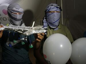 يطلق الفلسطينيون باستمرار بالونات تحمل قنائب حارقة عبر السياج الحدودي بين قطاع غزة واسرائيل