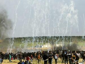 قنابل الغاز الاسرائيلية تنهمر على المتظاهرين الفلسطينيين قرب الحدود بين اسرائيل وقطاع غزة