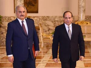 السيسي (يمين) خلال لقاء سابق له مع حفتر