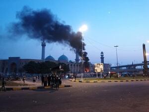 متظاهرون يضرمون النار في "مرقد الحكيم" بمدينة النجف