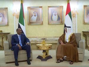 نائب رئيس مجلس الوزراء الإماراتي الشيخ سيف بن زايد مع البرهان