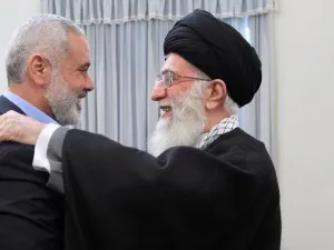 المرشد الايراني علي خامنئي (يمين) ورئيس المكتب السياسي لحركة حماس اسماعيل هنية