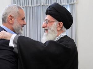 المرشد الايراني علي خامنئي (يمين) ورئيس المكتب السياسي لحركة حماس اسماعيل هنية