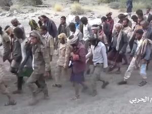 لقطة من احد الفيديوهات التي بثها الحوثيون لما قالوا انهم اسرى جرى القبض عليهم خلال العملية العسكرية