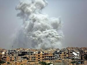 دخان يتصاعد عقب غارة جوية في ادلب