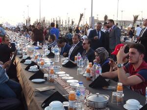 الرقم القديم في موسوعة غينيس كأطول مائدة في العالم كان بطول 2890 مترًا