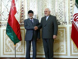 يوسف بن علوي بن عبد الله مصافحا نظيره الايراني محمد جواد ظريف 