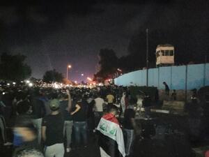 محتجون يرشقون بالحجارة مبنى القنصلية الإيرانية في كربلاء