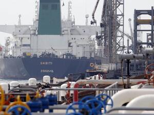 إيران تضع منشآتها النفطية "في حال تأهب قصوى"